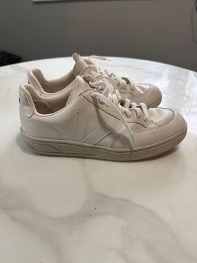 Veja Cream and White Leather Low-Top Sneakers